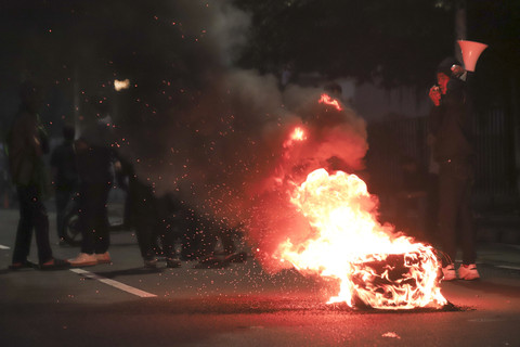 Massa dari HMI menutup jalan dengan membakar ban di depan kantor DPP NasDem, Jakarta, Sabtu (30/8/2025). Foto: Iqbal Firdaus/kumparan