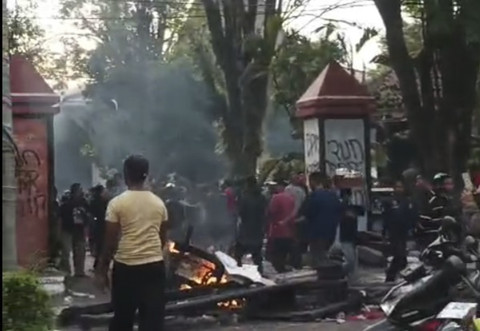 Massa menjarah barang di kompleks kantor Wali Kota dan DPRD Pekalongan. Foto: Istimewa