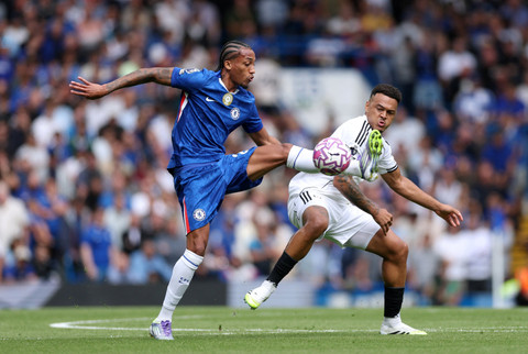 Duel Joao Pedro dan Rodrigo Muniz saat Chelsea vs Fulham dalam laga pekan ketiga Liga Inggris 2025/26 di Stadion Stamford Bridge, London, pada Sabtu (30/8) malam WIB. Foto: Action Images via Reuters/John Sibley