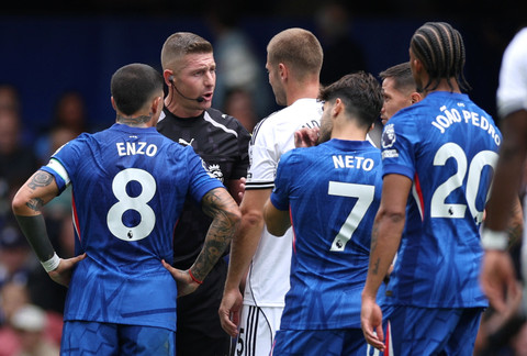 Wasit Robert Jones dikerubungi pemain saat Chelsea vs Fulham dalam laga pekan ketiga Liga Inggris 2025/26 di Stadion Stamford Bridge, London, pada Sabtu (30/8) malam WIB. Foto: Action Images via Reuters/John Sibley