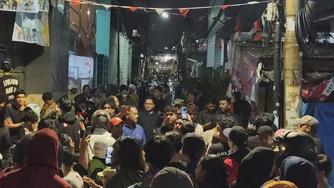 TNI imbau massa mundur dari dekat rumah Ahmad Sahroni di Jalan Swasembada Timur, Kebon Bawang, Tanjung Priok, Jakarta Utara, Sabtu (30/8/2025). Foto: Jonathan Devin/kumparan