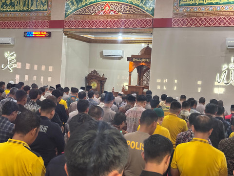 Jajaran personel Polda Lampung saat melaksanakan shalat gaib untuk Affan Kurniawan. | Foto: Dok Istimewa