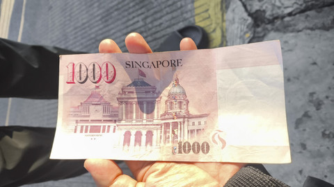 Uang dollar Singapura yang jarah massa di kediaman Ahmad Sahroni di Jalan Swasembada Timur XXII, Kebon Bawang, Tanjung Priok, Jakarta Utara, Sabtu (30/8/2025). Foto: Jonathan Devin/kumparan