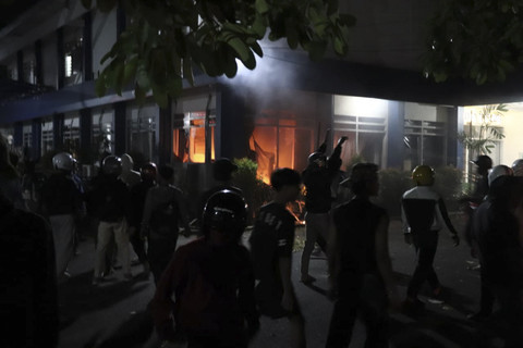 Sjumlah massa menyerbu kantor Polres Kediri Kota dan DPRD Kota Kediri pada Sabtu (30/8/2025). Foto: kumparan