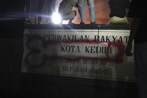 Massa menyerbu kantor Polres Kediri Kota dan DPRD Kota Kediri pada Sabtu (30/8/2025). Foto: kumparan