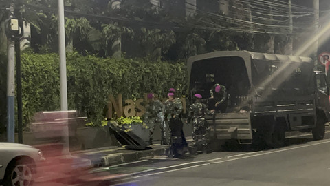 Marinir tiba di Gedung NasDem bersiap pengamanan demo, massa belum terlihat muncul kembali, Sabtu (30/8/2025). Foto: Nasywa Athifah/kumparan