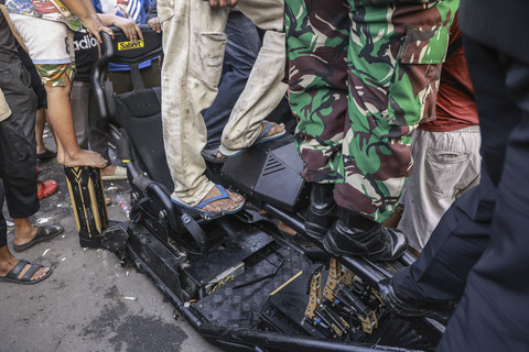 Massa berdiri di permainan simulasi milik anggota DPR Ahmad Sahroni di kawasan Tanjung Priok, Jakarta, Sabtu (30/8/2025). Foto: Dhemas Reviyanto/ANTARA FOTO