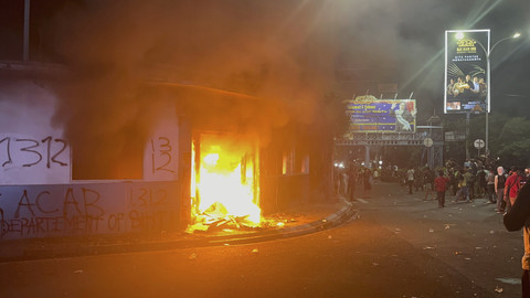 Pos polisi milik Satlantas Polresta Serang Kota dibakar massa pendemo, Sabtu (30/8/2025). Foto: Dok. Istimewa