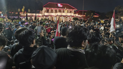 Ribuan massa berkumpul dengan penjagaan TNI di Gedung Grahadi Surabaya, Sabtu (30/8/2025). Foto: Farusma Okta Verdian/kumparan