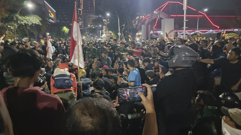 Ribuan massa berkumpul dengan penjagaan TNI di Gedung Grahadi Surabaya, Sabtu (30/8/2025). Foto: Farusma Okta Verdian/kumparan