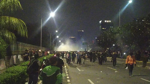 Polisi kembali tembakkan gas air mata ke arah massa di kawasan gerbang DPR/MPR RI, Sabtu (30/8/2025). Foto: Rachmadi Rasyad/kumpran