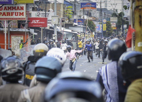 Sejumlah massa unjuk rasa terlibat kericuhan dengan aparat keamanan di sekitar Polresta Cirebon, Sabtu (30/8/2025). Foto: kumparan