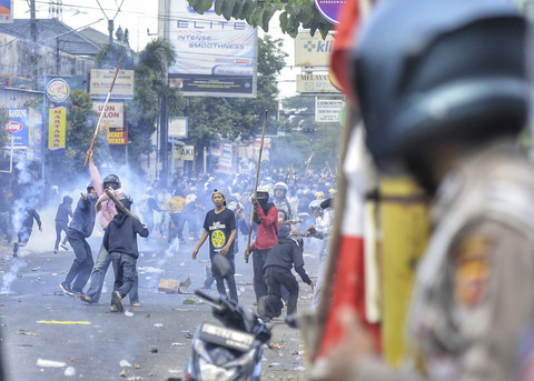 Sejumlah massa unjuk rasa terlibat kericuhan dengan aparat keamanan di sekitar Polresta Cirebon, Sabtu (30/8/2025). Foto: kumparan