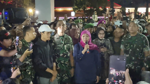 Gubernur Jawa Timur, Khofifah Indar Parawansa menemui massa aksi di depan Gedung Grahadi Surabaya, Sabtu (30/8/2025). Foto: Farusma Okta Verdian/kumparan