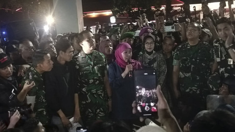Gubernur Jawa Timur, Khofifah Indar Parawansa menemui massa aksi di depan Gedung Grahadi Surabaya, Sabtu (30/8/2025). Foto: Farusma Okta Verdian/kumparan