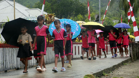 Anak-anak asal Desa Wawonian, Kecamatan Barat, Kabupaten Utara (Minut), Sulawesi Utara (Sulut), berjalan kaki menuju sekolah mereka. (febry kodongan)