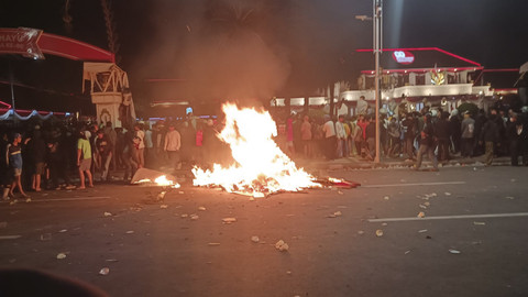 Massa terlibat kericuhan hingga membakar barang di depan Gedung Grahadi Surabaya, Sabtu (30/8/2025). Foto: Farusma Okta Verdian/kumparan