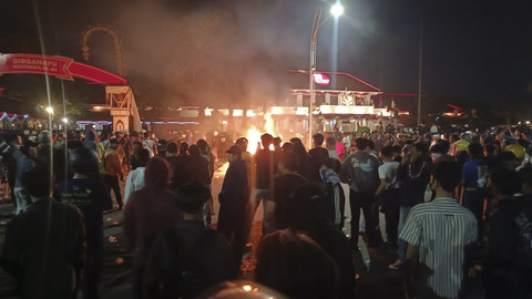 Massa terlibat kericuhan hingga membakar barang di depan Gedung Grahadi Surabaya, Sabtu (30/8/2025). Foto: Farusma Okta Verdian/kumparan