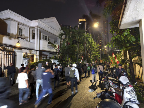 Massa mulai memasuki rumah Anggota DPR RI Eko Patrio di kawasan Kuningan, Jakarta Selatan, Sabtu (30/8/2025). Foto: Luthfi Humam/kumparan