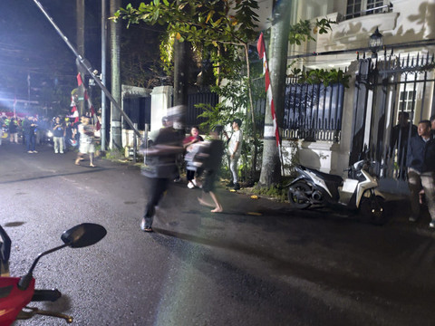 Massa mulai memasuki rumah Anggota DPR RI Eko Patrio di kawasan Kuningan, Jakarta Selatan, Sabtu (30/8/2025). Foto: Luthfi Humam/kumparan