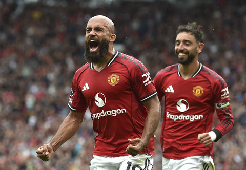 Bryan Mbeumo dari Manchester United merayakan gol kedua mereka bersama rekan setimnya, Bruno Fernandes pada pertandingan Liga Inggris antara Manchester United vs Burnley di Old Trafford, Manchester, Inggris, Sabtu (30/8/2025). Foto: Peter Powell/REUTERS