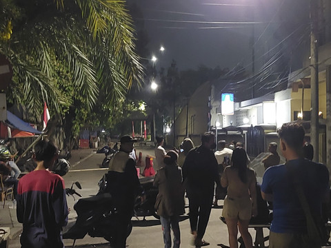 Warga berjaga di jalan samping Polres Jakarta Utara pada Sabtu (30/8/2025). Foto: Fachrul Irwinsyah/kumparan