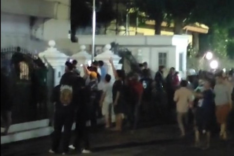 Rumah anggota DPR RI Uya Kuya dijebol dan dijarah massa pada Sabtu (30/8/2025). Foto: Dok. Istimewa