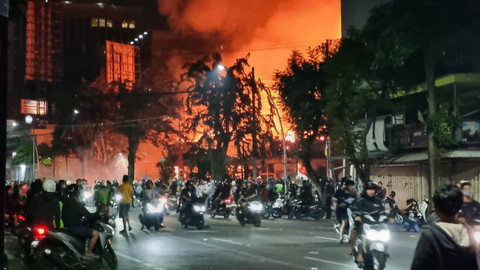 Kantor Mapolsek Tegalsari Surabaya di Jalan Basuki Rahmat hangus terbakar. Dok. Farusma Verdian/kumparan Foto: Farusma Okta Verdian/kumparan