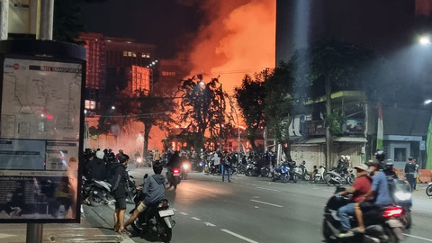 Kantor Mapolsek Tegalsari Surabaya di Jalan Basuki Rahmat hangus terbakar. Dok. Farusma Verdian/kumparan Foto: Farusma Okta Verdian/kumparan