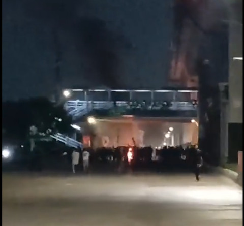 Massa membakar pos polisi Jalan Baru, Cakung, pada Minggu (31/8). Foto: Dok. Istimewa