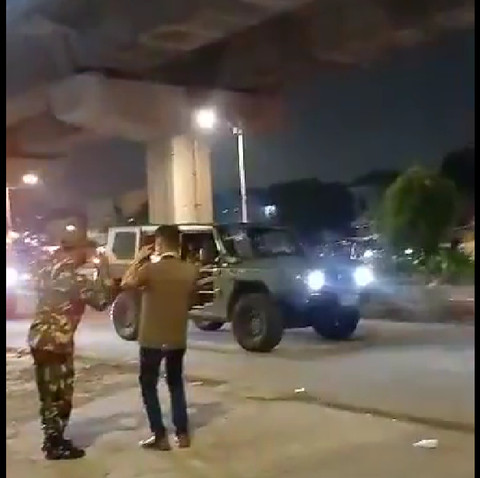 Sejumlah kendaraan TNI mulai berdatangan untuk pengamanan di Polsek Cakung, Jakarta Timur, Minggu (31/8) Foto: Dok. Istimewa