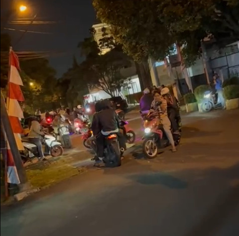 Massa mendatangi rumah Nafa Urbach di Bintaro, mereka tiba di kediaman anggota DPR RI tersebut, pada Minggu (31/8) dini hari. Foto: Dok. Istimewa