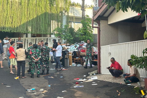 Pasukan TNI berjaga usai rumah Menkeu Sri Mulyani dijarah massa di Bintaro, Minggu (31/8/2025). Foto: Caroline Pramantie/kumparan