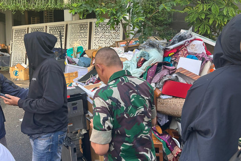 Pasukan TNI berjaga usai rumah Menkeu Sri Mulyani dijarah massa di Bintaro, Minggu (31/8/2025). Foto: Caroline Pramantie/kumparan