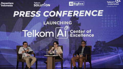 (kiri ke kanan) VP Corporate Communication Telkom Andri Herawan Sasoko, Direktur Enterprise & Business Service Telkom Veranita Yosephine, dan Direktur IT Digital Telkom Faizal Rochmad Djoemadi saat acara peluncuran Telkom AI Center of Excellence. Foto: dok. Telkom