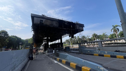 Kondisi Gerbang Tol Pejompongan yang rusak karena terbakar di Jakarta, Minggu (31/8/2025). Foto: Haya Syahira/kumparan