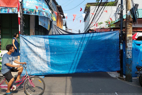 Terpal terpasang menuju rumah anggota DPR RI Sahroni di Tanjung Priok, Jakarta Utara, Minggu (31/8/2025). Foto: Fachrul Irwinsyah/kumparan