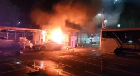 Satu unit mobil Patwal Polisi yang terpakir di Kantor Direktorat Lalu Lintas POLDA Sumsel yang berada di Jalan. POM IXdibakar oleh massa yang diduga geng motor. Foto : Istimewa