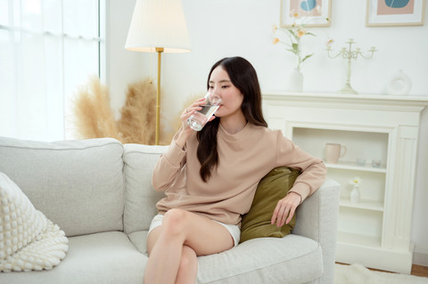 Kurang minum air putih saat intermittent fasting bisa menyebabkan dehidrasi. Foto: Shutterstock