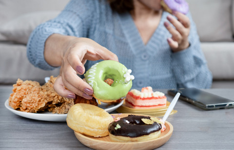 Makan berlebih saat jendela makan. Foto: Shutterstock