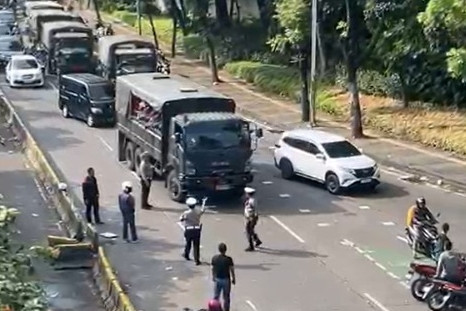 Penutupan jalan menuju Gedung DPR RI di Jalan Gatot Soebroto, Jakarta, Minggu (31/8/2025), ditutup. Foto: Haya Syahira/kumparan