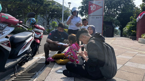 Pengendara motor terkena sisa-sisa gas air mata di Kawasan Senayan, Jakarta, Minggu (31/8/2025). Foto: Haya Syahira/kumparan