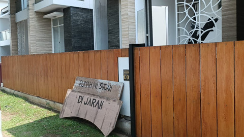 Kondisi rumah Nafa Urbach usai dijarah di Bintaro, Tangerang Selatan, Minggu (31/8/2025). Foto: Zamachsyari/kumparan