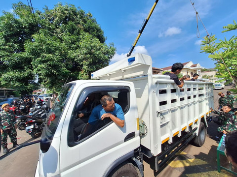 Rumah Sri Mulyani Mulai Dibersihkan Usai Dijarah, Truk Pembersih Berdatangan