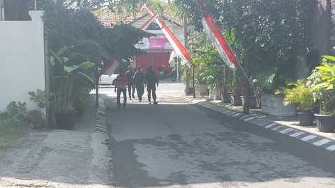 TNI berjaga di rumah Presiden ke-7 RI Jokowi di Solo, Jateng, Minggu (31/8/2025).  Foto: Dok. Istimewa