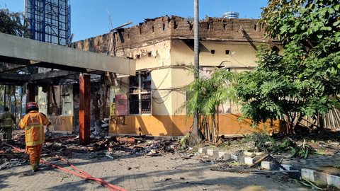 Penampakan usai terbakarnya Mapolsek Tegalsari, Surabaya, Minggu (31/8/2025). Foto: Farusma Okta Verdian/kumparan