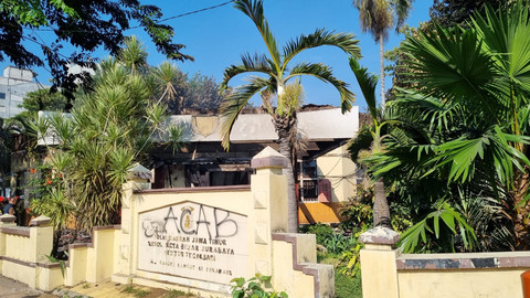 Penampakan usai terbakarnya Mapolsek Tegalsari, Surabaya, Minggu (31/8/2025). Foto: Farusma Okta Verdian/kumparan