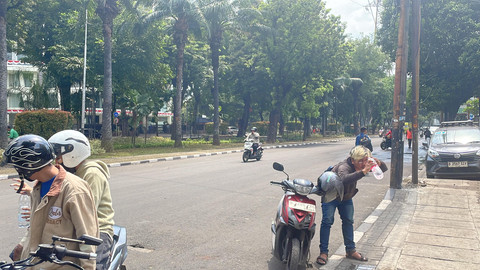 Sejumlah pengendara motor terkena sisa-sisa gas air mata saat melintas di depan Mako Brimob Kwitang, Jakarta Pusat, Minggu (31/8/2025). Foto: Fadhil Pramudya/kumparan