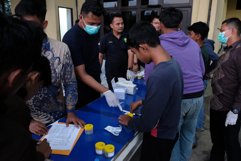 Polisi saat melakukan tes urin pada anak bawah umut yang ikut unjuk rasa di Mapolda Kalbar. Foto: Dok. Polda Kalbar 