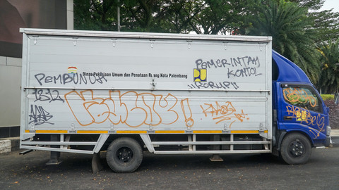 Sebuah kendaraan dinas yang juga menjadi sasaran aksi anarkis ratusan massa diduga geng motor dan balap liar di kawasan simpang lima DPRD Sumsel, Minggu (31/8) Foto: abp/urban id